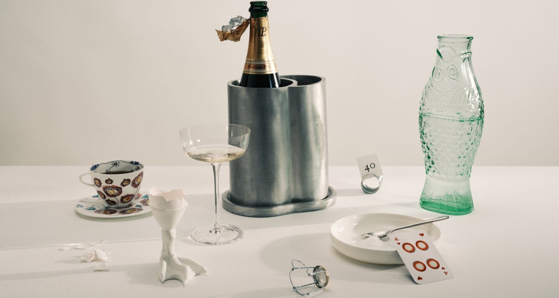 Festliche Serax Tischdekoration zum 40-jährigen Jubiläum mit Champagnerkühler, Karaffe und Geschirr von Paola Navone