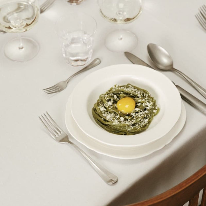 Serax Silhouette von Sergio Herman: Weißes Porzellan mit weichen Konturen für elegante Tableware und Design-Geschenke.
